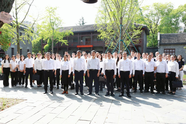 学校赴武汉革命博物馆开展深入贯彻中央八项规定精神学习教育党性教育活动