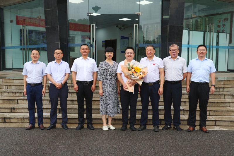 黄石市人大常委会副主任祝红梅一行走访慰问我校优秀科技工作者代表