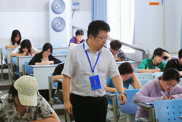 校领导检查指导期末考试工作