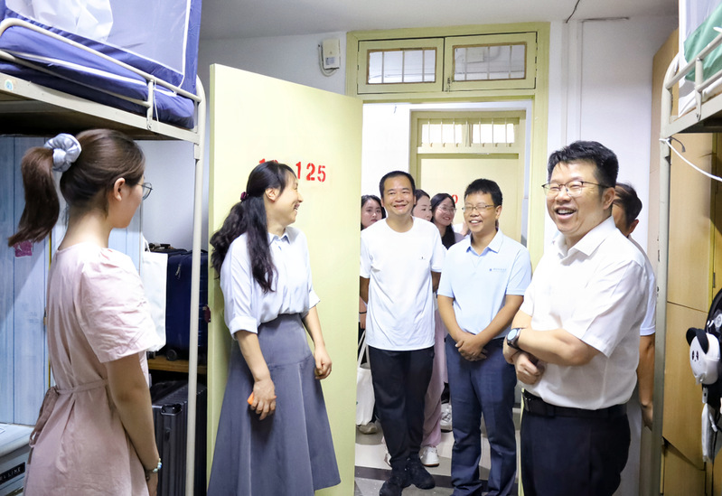 校领导深入学生社区走访慰问2025级新生