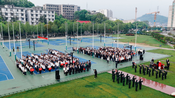 五秩三秋守初心 踔厉改革启新程——学校举行53周年校庆日升国旗仪式