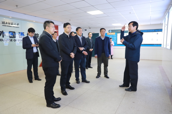 省教育厅一级巡视员余学敏一行来校调研指导