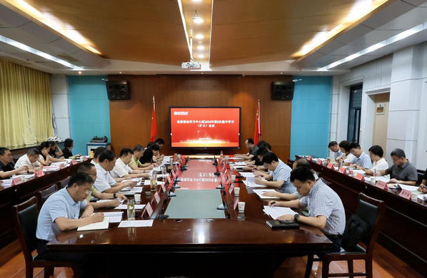 校党委理论学习中心组召开2026年第8次集中学习（扩大）会