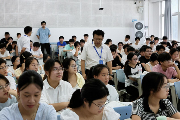 校领导深入课堂检查教学工作