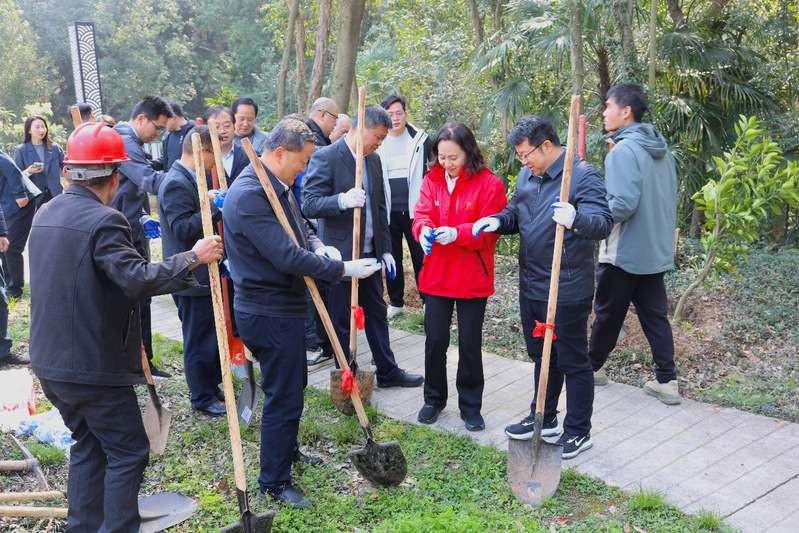 不负春光添新绿 携手共建美校园——我校开展植树节主题活动