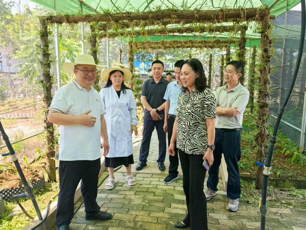 校党委常委、纪委书记、监察专员陆咏梅调研指导科技小院