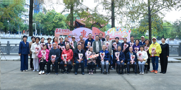 学校为70、80、90、100整岁离退休教职工举行集体祝寿会