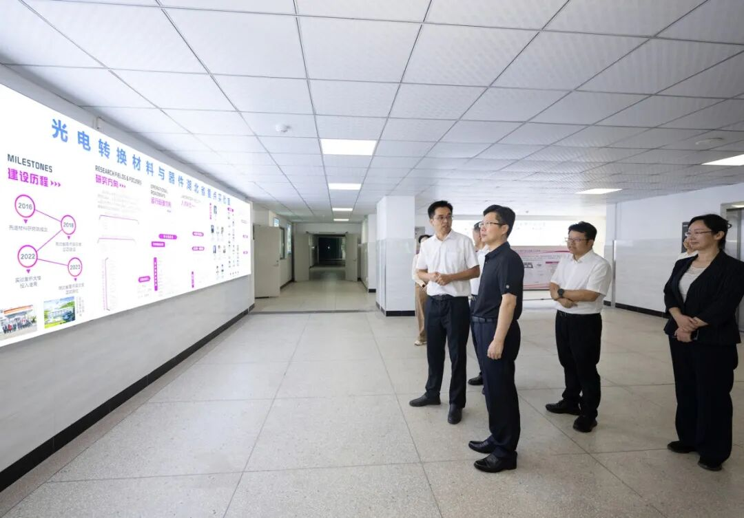 市委书记郄英才调研学校光电转换材料与器件湖北省重点实验室