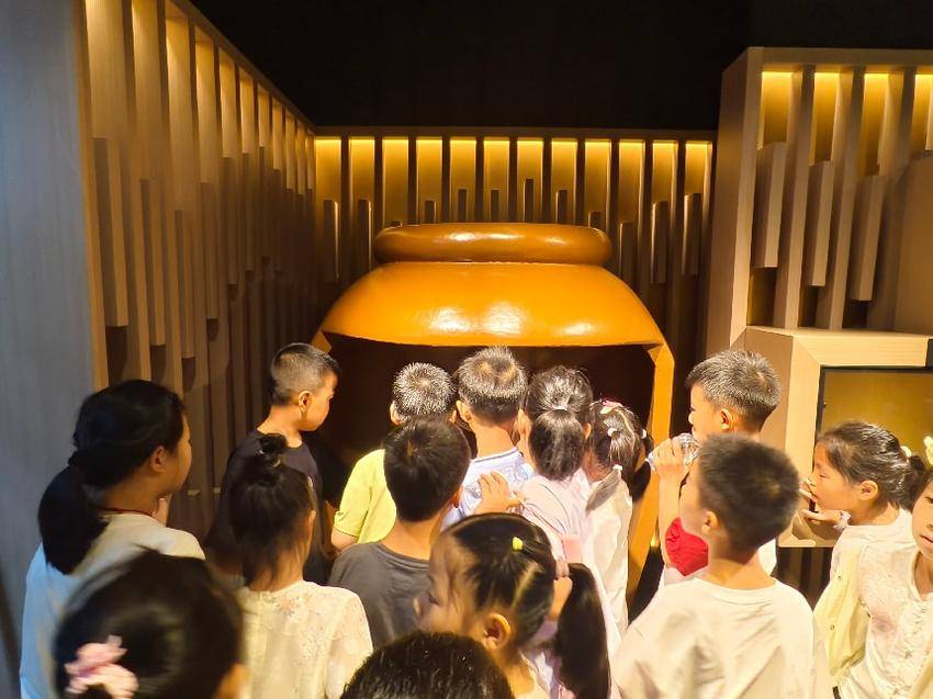 湖北师范大学电气工程与自动化学院：行走课堂品匠心 校企研学伴童行.docx