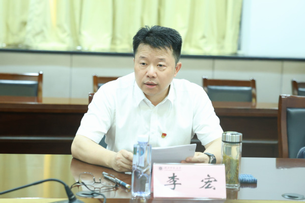学校召开深入贯彻中央八项规定精神学习教育查摆问题情况检视交流会