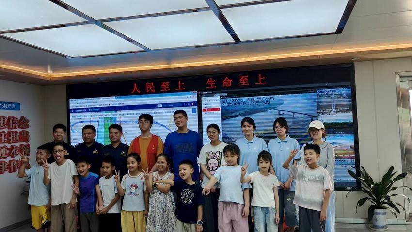 7.24日萤火虫实践队（修改版）【投稿湖北日报】.docx