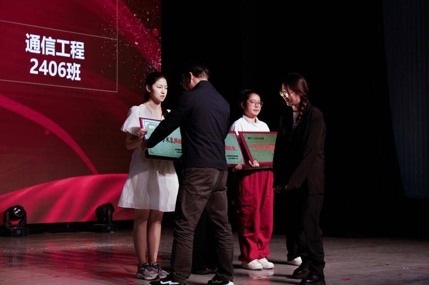 9.我院成功举行2025年学术科技表扬暨2026年学术科技节启动会(新闻稿).docx