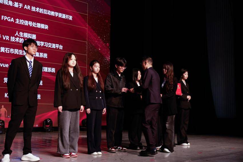 9.我院成功举行2025年学术科技表扬暨2026年学术科技节启动会(新闻稿).docx