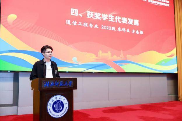 人工智能与计算机学院顺利举行“薪火·奋进”校友助学基金颁奖活动.docx