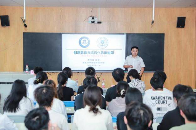 人工智能与计算机学院顺利举行“薪火·奋进”校友助学基金颁奖活动.docx